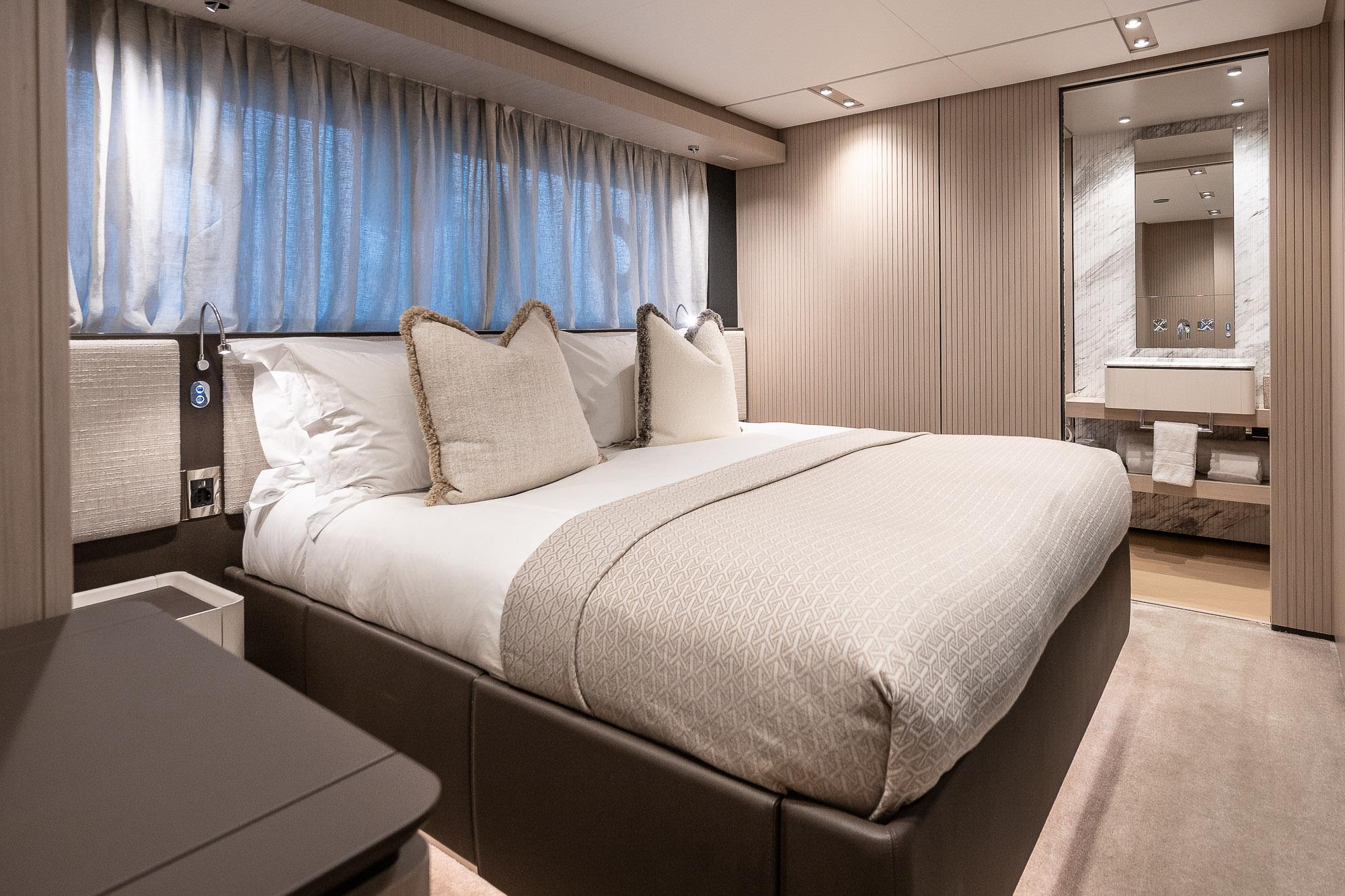2025 FERRETTI YACHTS 1000 